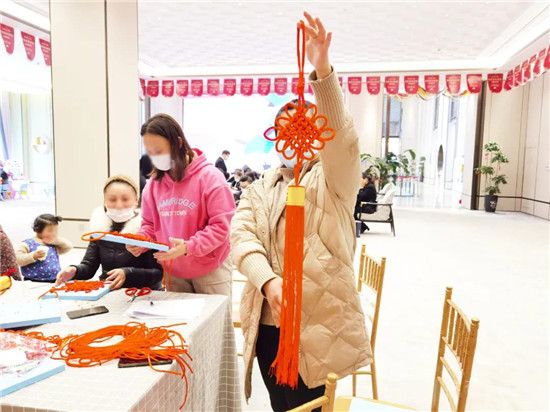 “最美中国结 红火中国年”的手工活动圆满举办。