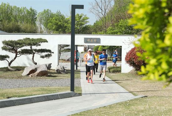 2023年4月16日上午，德邻社首届踏春乐跑在美丽的正直公园欢乐开跑。