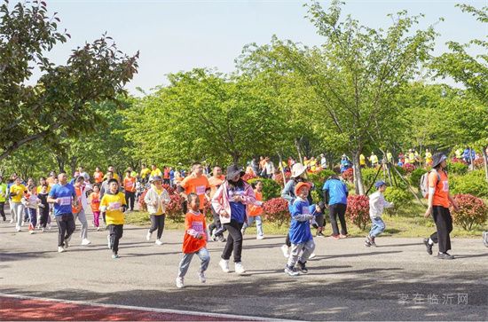 2023年4月16日上午，德邻社首届踏春乐跑在美丽的正直公园欢乐开跑。